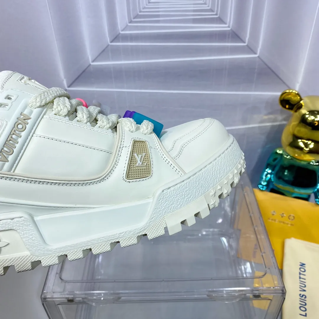 👟👟Ex-factory price 840 𝙇𝙑 𝟐𝟎𝟐4/𝐒𝐒 𝐧𝐞𝐰 Louis Vuitton catwalk skateboard shoes are popular, LOUIS VUITTON Trainer is undoubtedly one of the most successful Sneakers launched by luxury brands, but the pace of exploration will not stop. LOUISVUITTON will also bring a new series of skateboard shoes in the spring of 2023. The new series in the picture returns to the 90s Chunky Skate Shoes bread shoes, with leather and mesh uppers. The fat silhouette and thick shoelaces are very eye-catching. It is expected to have quite a few colors like the Trainer. Judging from the previous DIOR show skate shoes, this chunky style may be even stronger next year. Size: Female 35-40 Male 39-46